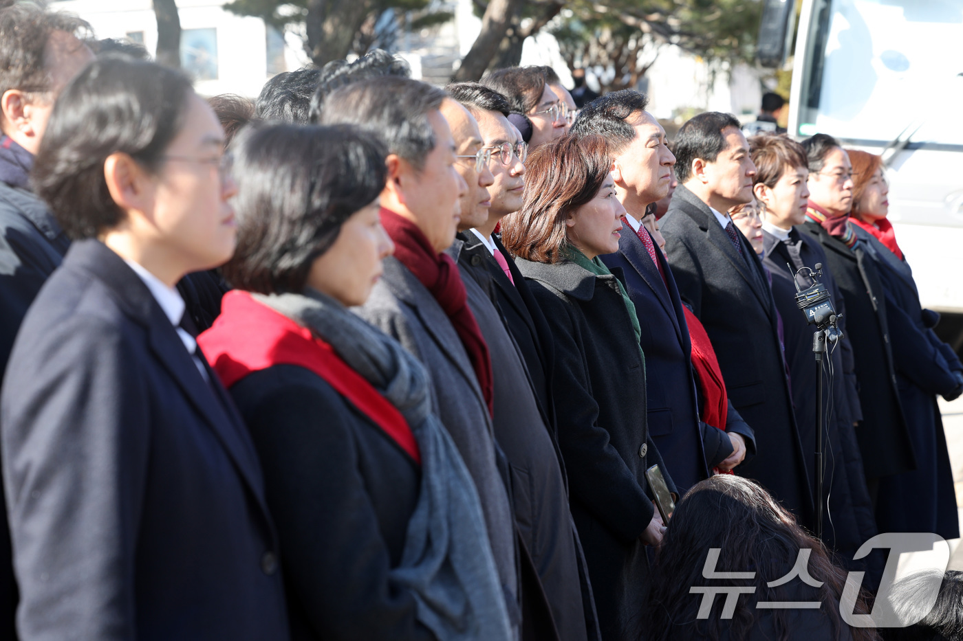 (서울=뉴스1) 김성진 기자 = 국민의힘 의원들이 17일 서울 종로구 헌법재판소 앞에서 윤석열 대통령 최소한 방어권 보장 촉구 및 불공정성 규탄과 관련해 헌법재판소 사무처장을 면담 …