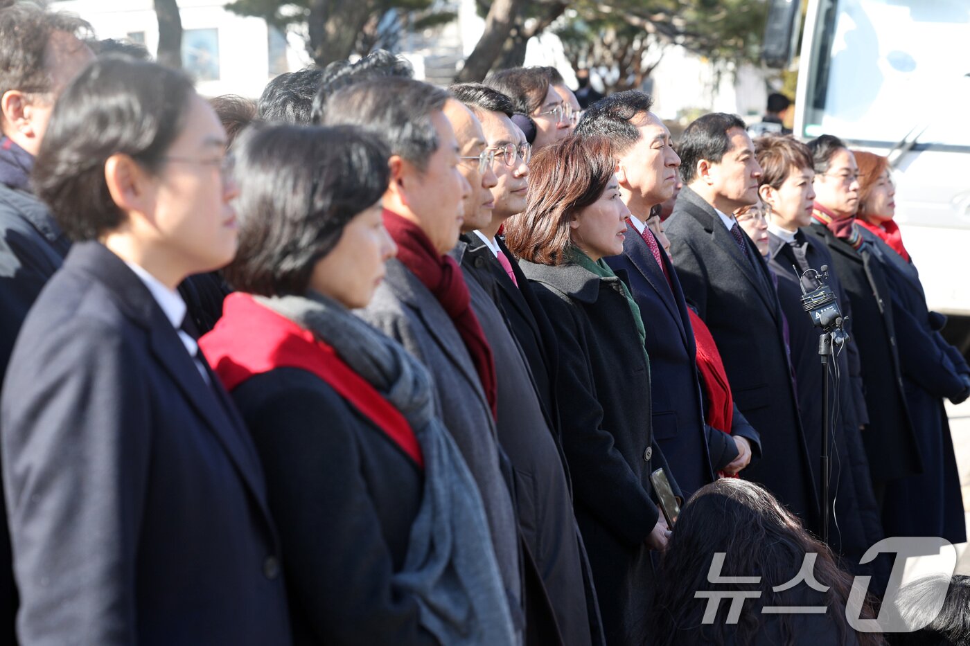 본문 이미지 - 국민의힘 의원들이 17일 서울 종로구 헌법재판소 앞에서 윤석열 대통령 최소한 방어권 보장 촉구 및 불공정성 규탄과 관련해 헌법재판소 사무처장을 면담하기에 앞서 기자회견을 하고 있다. &#40;공동취재&#41; 2025.2.17/뉴스1 ⓒ News1 김성진 기자