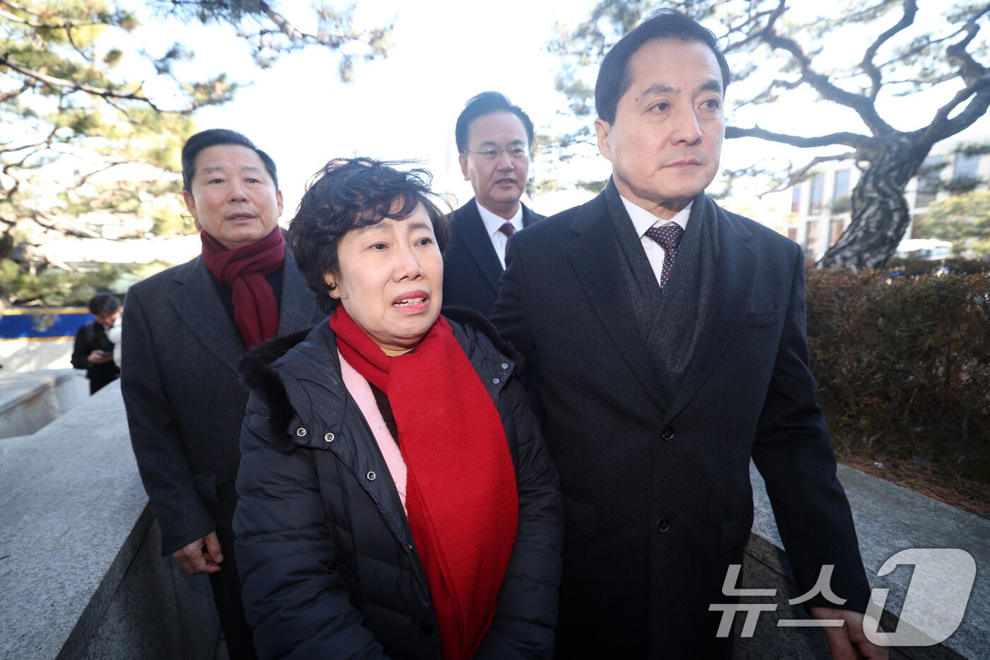 본문 이미지 - 국민의힘 조배숙 의원&#40;왼쪽&#41; 등이 17일 서울 종로구 헌법재판소에서 헌법재판소 사무처장을 면담하기 위해 이동하고 있다. &#40;공동취재&#41; 2025.2.17/뉴스1 ⓒ News1 김성진 기자