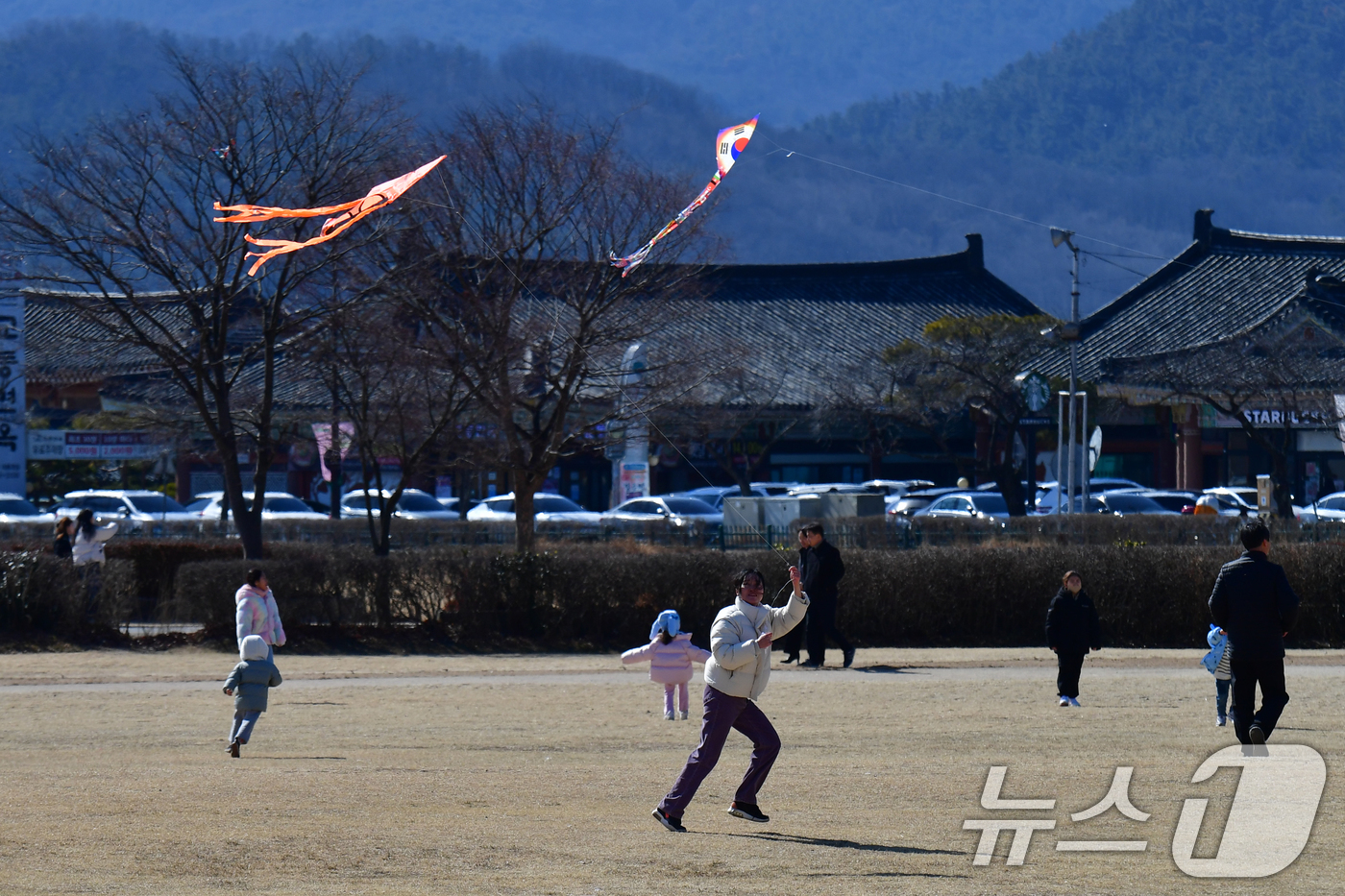 (경주=뉴스1) 최창호 기자 = 17일 오후 경북  경주시 동부사적지 잔디 밭에서 관광객들이 연을 날리고 있다. 2025.2.17/뉴스1
