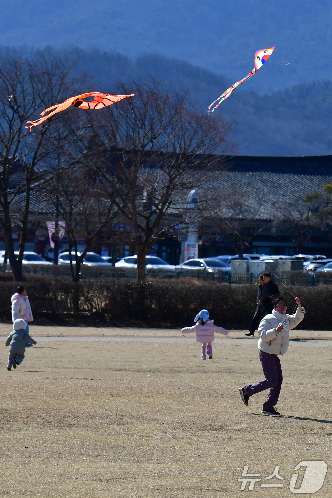 (경주=뉴스1) 최창호 기자 = 17일 오후 경북  경주시 동부사적지 잔디 밭에서 시민들이 연을 날리고 있다. 2025.2.17/뉴스1