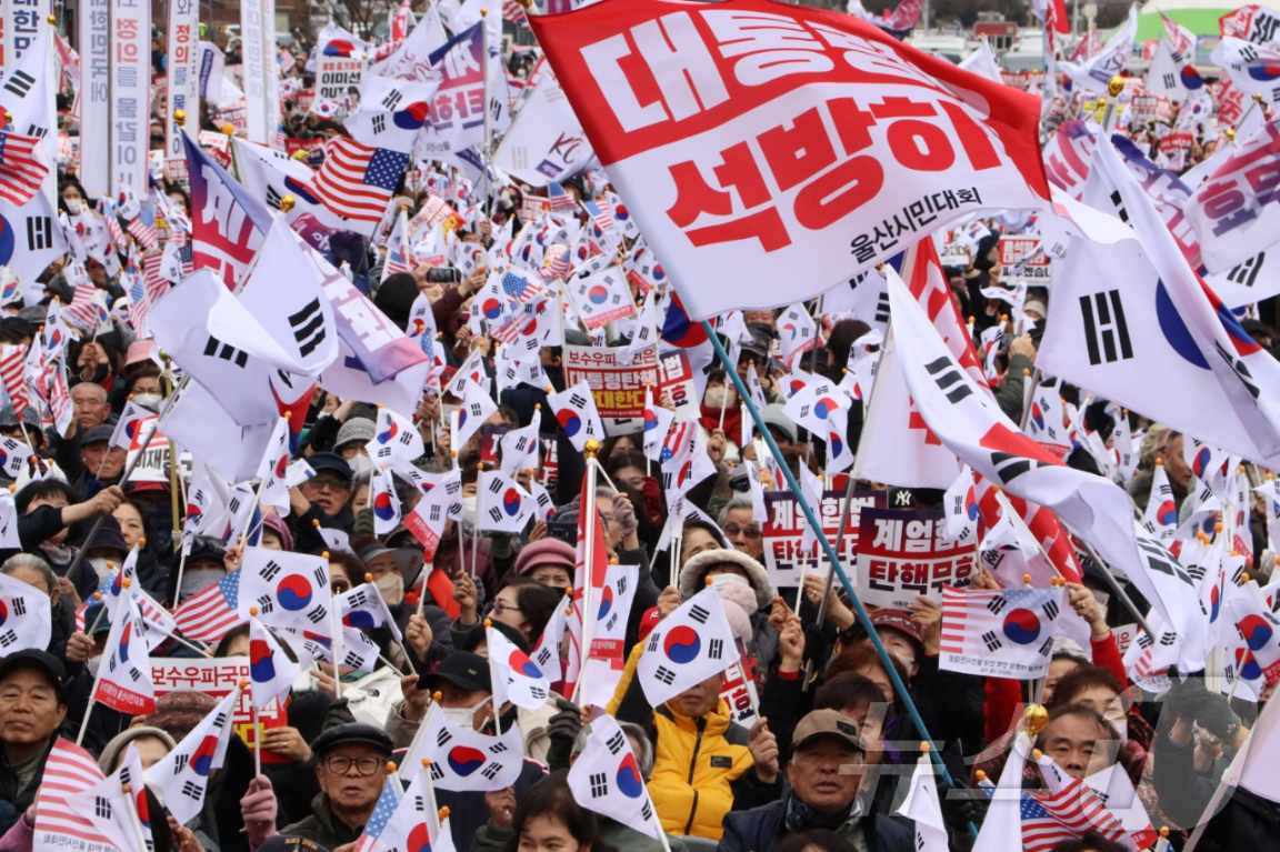 본문 이미지 - 지난 15일 울산 중구 성남동 강변공영주차장 둔치에서 '윤석열 대통령 탄핵반대 울산시민집회‘가 열렸다. (깨끗한나라만들기울산본부 제공. 재판매 및 DB 금지)/뉴스1