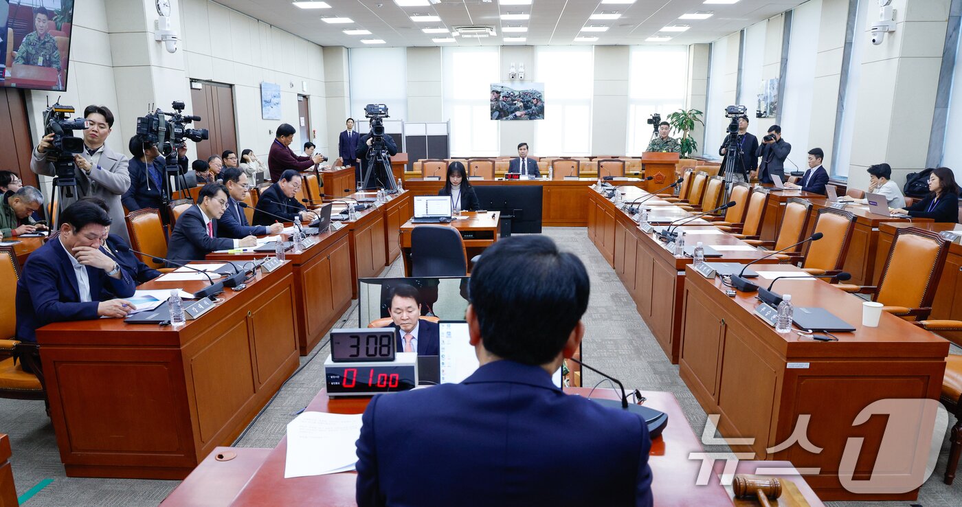 본문 이미지 - 김현태 육군 707특수임무단장이 17일 오후 서울 여의도 국회에서 열린 국방위원회 제422회국회&#40;임시회&#41; 제2차 전체회의에 출석해 현안 질의에 답하고 있다. 2024.2.17/뉴스1 ⓒ News1 안은나 기자