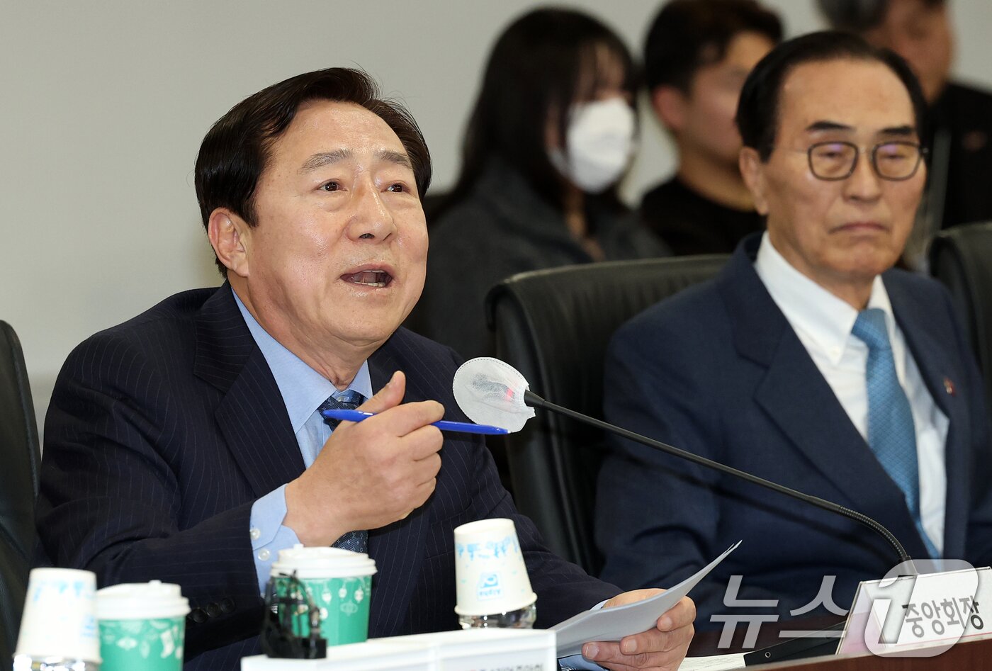 본문 이미지 - 김기문 중소기업중앙회장이 17일 오후 서울 영등포구 중소기업중앙회에서 열린 고용노동부-중소기업인 간담회에서 모두발언을 하고 있다. 2025.2.17/뉴스1 ⓒ News1 오대일 기자