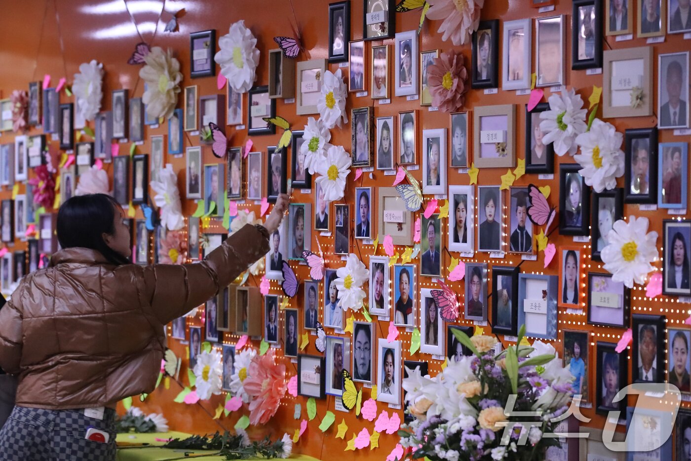 본문 이미지 - 대구지하철참사 22주기를 하루 앞둔 17일 오후 대구도시철도 1호선 중앙로역 기억공간을 찾은 유가족들이 희생자를 추모하는 메시지를 붙이고 있다. 2025.2.17/뉴스1 ⓒ News1 공정식 기자
