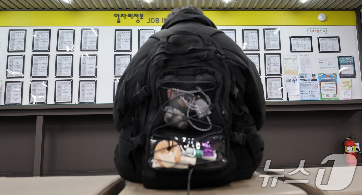 본문 이미지 - 서울 마포구 고용노동부 서울서부지청에서 구직자가 일자리정보 게시판 앞에 앉아 있다.  ⓒ 뉴스1 황기선 기자