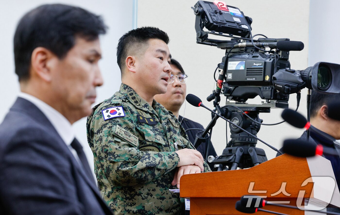 본문 이미지 - 김현태 육군 707특수임무단장이 17일 오후 서울 여의도 국회에서 열린 국방위원회 제422회국회&#40;임시회&#41; 제2차 전체회의에 출석해 현안 질의에 답하고 있다. 2024.2.17/뉴스1 ⓒ News1 안은나 기자
