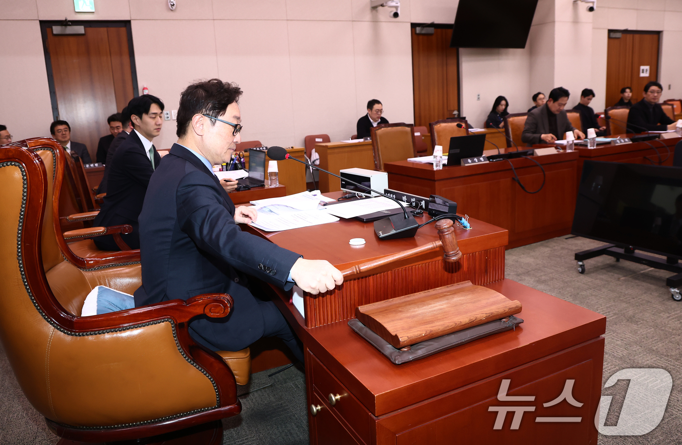 (서울=뉴스1) 김민지 기자 = 박범계 법제사법위원회 법안심사제1소위원장이 17일 오후 서울 여의도 국회에서 열린 법제사법위원회 법안심사제1소위원회 회의에서 '명태균 특검법' 등 …
