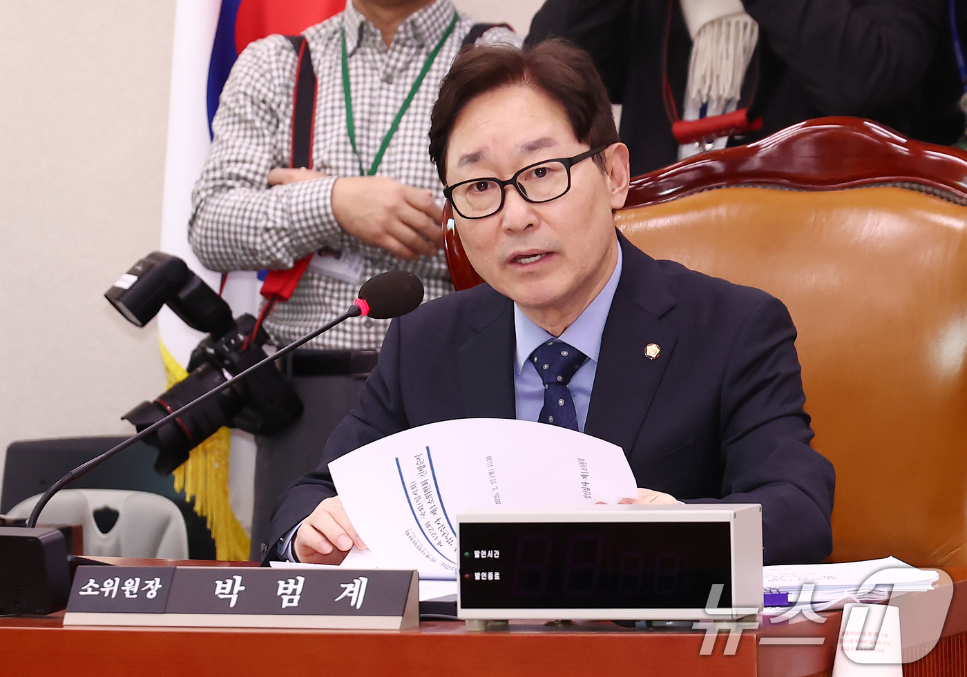 (서울=뉴스1) 김민지 기자 = 박범계 법제사법위원회 법안심사제1소위원장이 17일 오후 서울 여의도 국회에서 열린 법제사법위원회 법안심사제1소위원회 회의에서 '명태균 특검법' 등 …