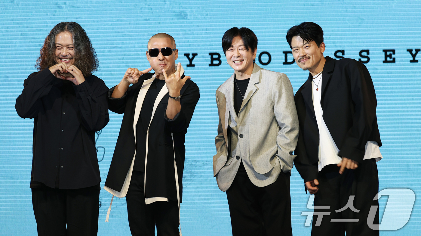 (서울=뉴스1) 권현진 기자 = 록밴드 YB 허준(왼쪽부터)과 김진원, 윤도현, 박태희가 17일 서울 마포구 롤링홀에서 가진 새 EP 앨범 ‘Odyssey’ 쇼케이스에서 포즈를 취 …