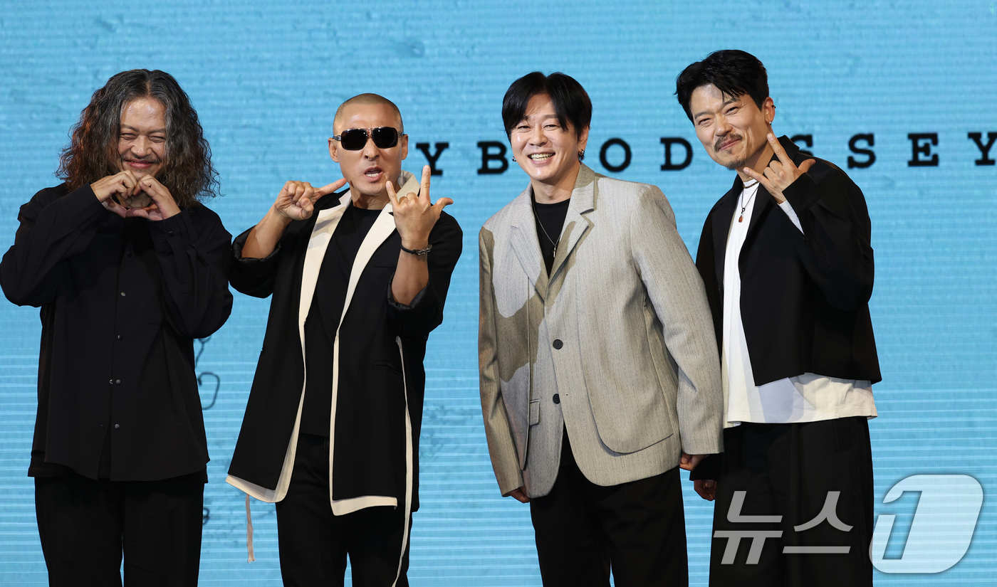 (서울=뉴스1) 권현진 기자 = 록밴드 YB 허준(왼쪽부터)과 김진원, 윤도현, 박태희가 17일 서울 마포구 롤링홀에서 가진 새 EP 앨범 ‘Odyssey’ 쇼케이스에서 포즈를 취 …