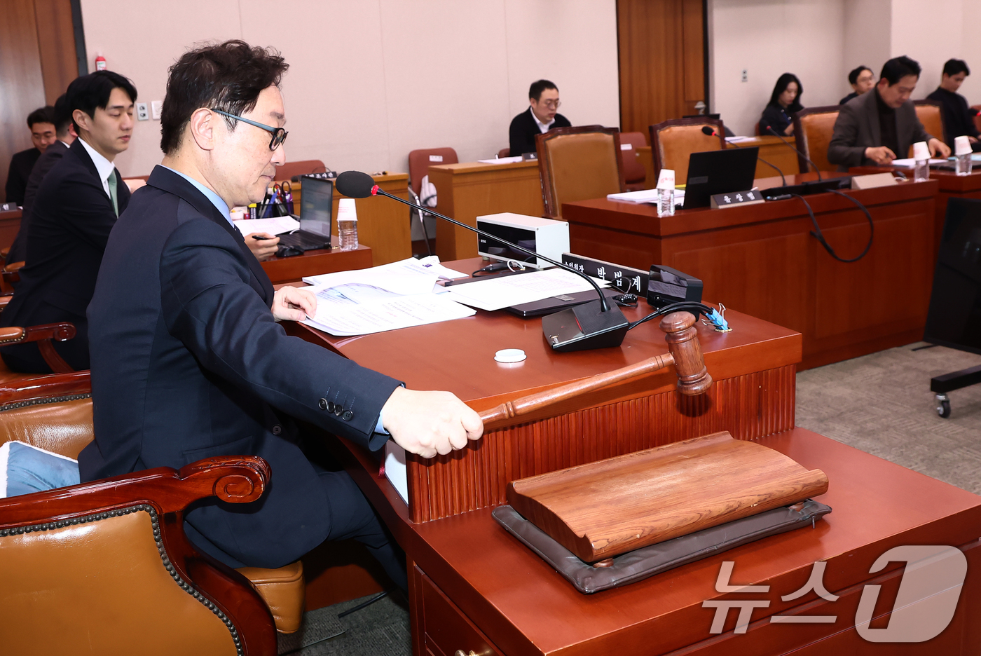 (서울=뉴스1) 김민지 기자 = 박범계 법제사법위원회 법안심사제1소위원장이 17일 오후 서울 여의도 국회에서 열린 법제사법위원회 법안심사제1소위원회 회의에서 '명태균 특검법' 등 …