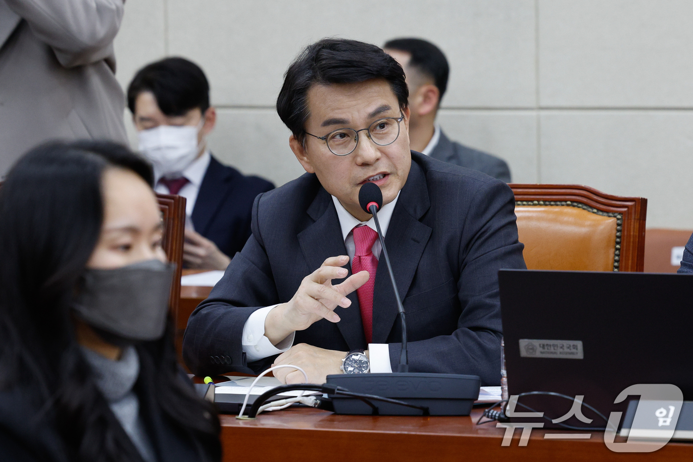 (서울=뉴스1) 안은나 기자 = 윤상현 국민의힘 의원이 17일 오후 서울 여의도 국회에서 열린 국방위원회 제422회국회(임시회) 제2차 전체회의에서 김현태 육군 707특수임무단장을 …