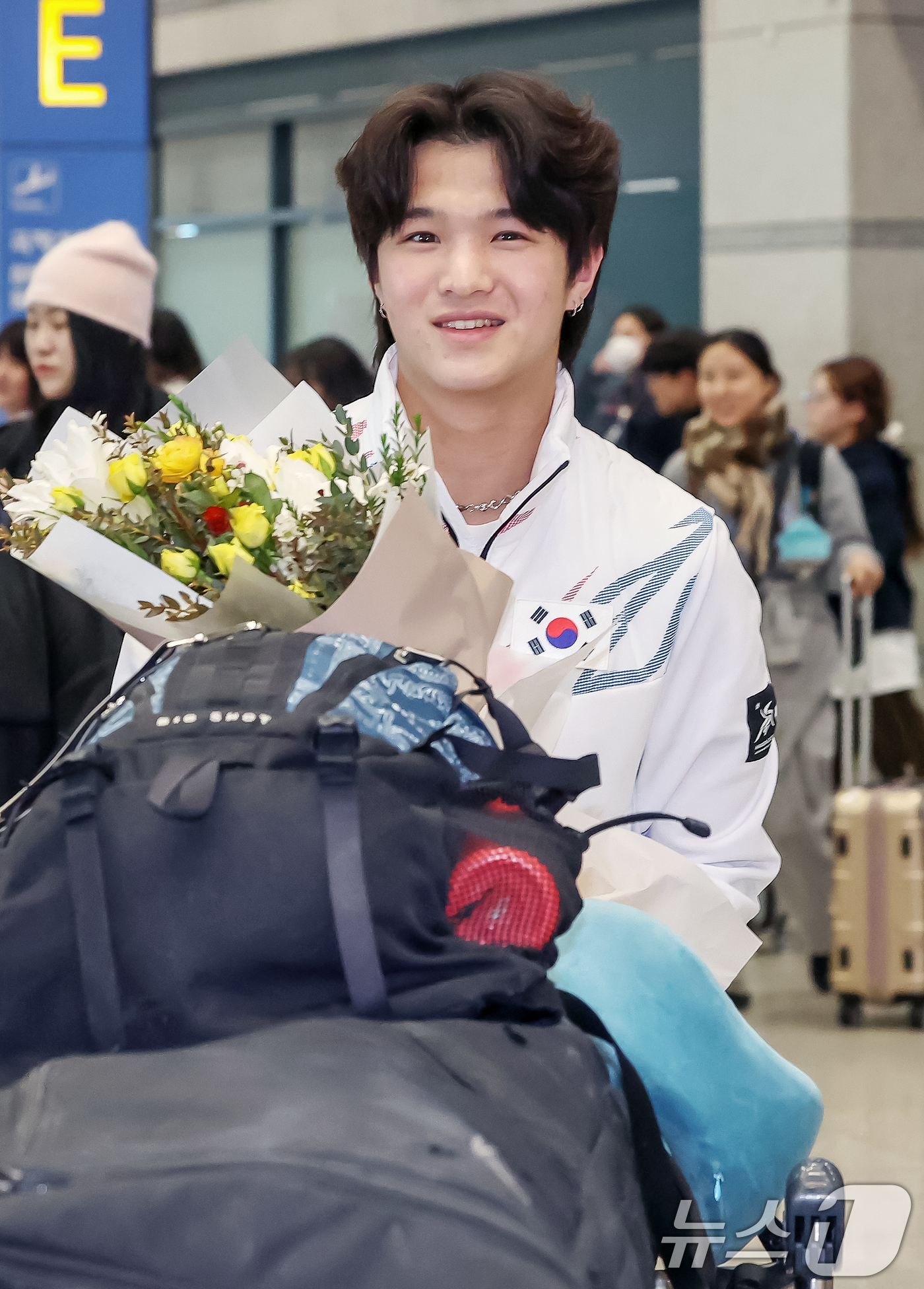 (인천공항=뉴스1) 민경석 기자 = 2025 하얼빈 동계 아시안게임 남자 프리스타일 하프파이프에서 한국 선수 최초로 금메달을 차지한 이승훈이 17일 오후 인천국제공항을 통해 귀국하 …