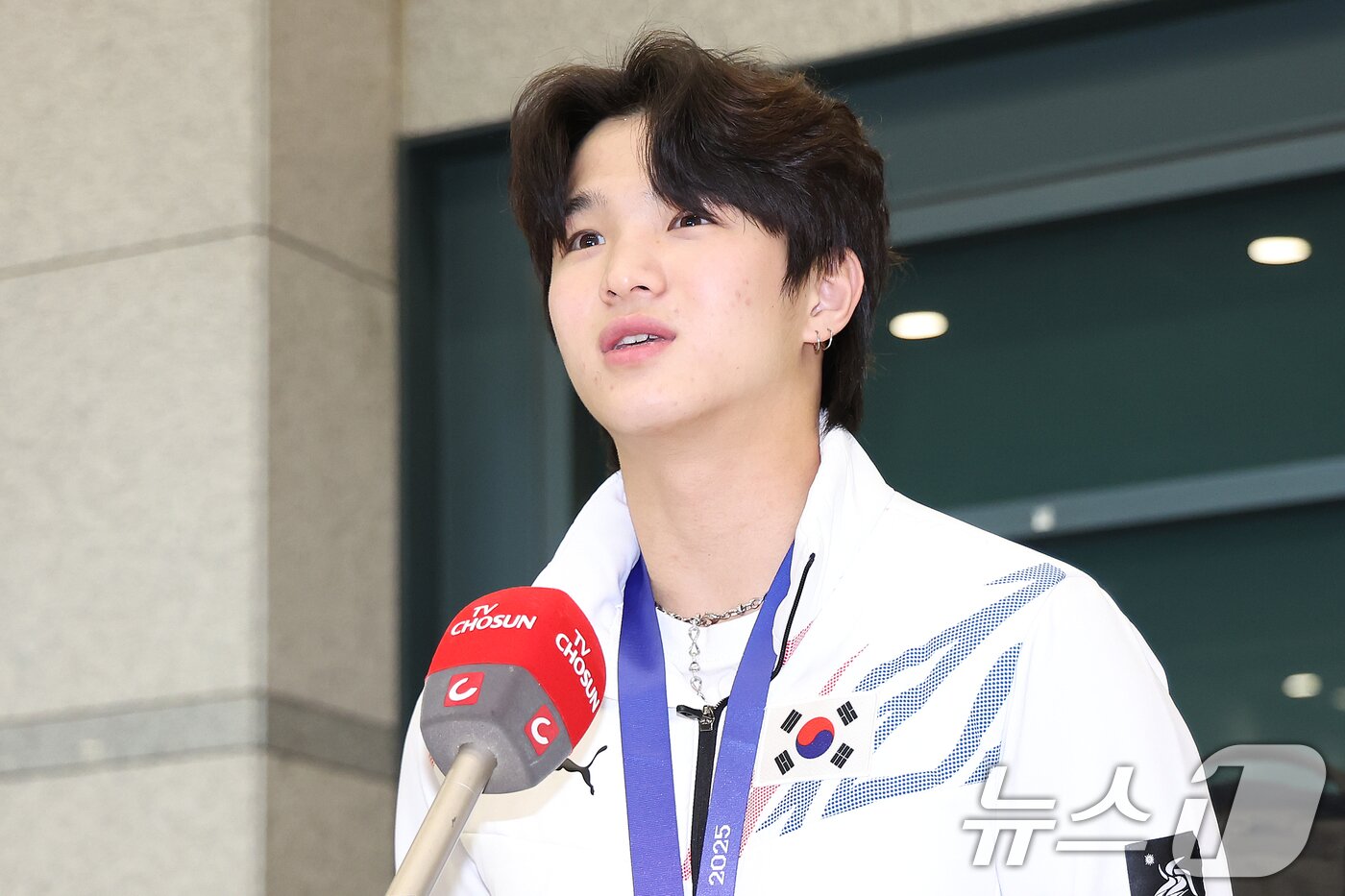 본문 이미지 - 2025 하얼빈 동계 아시안게임 남자 프리스타일 하프파이프에서 금메달을 차지한 이승훈이 17일 오후 인천국제공항을 통해 귀국한 뒤 소감을 밝히고 있다. 2025.2.17/뉴스1 ⓒ News1 민경석 기자