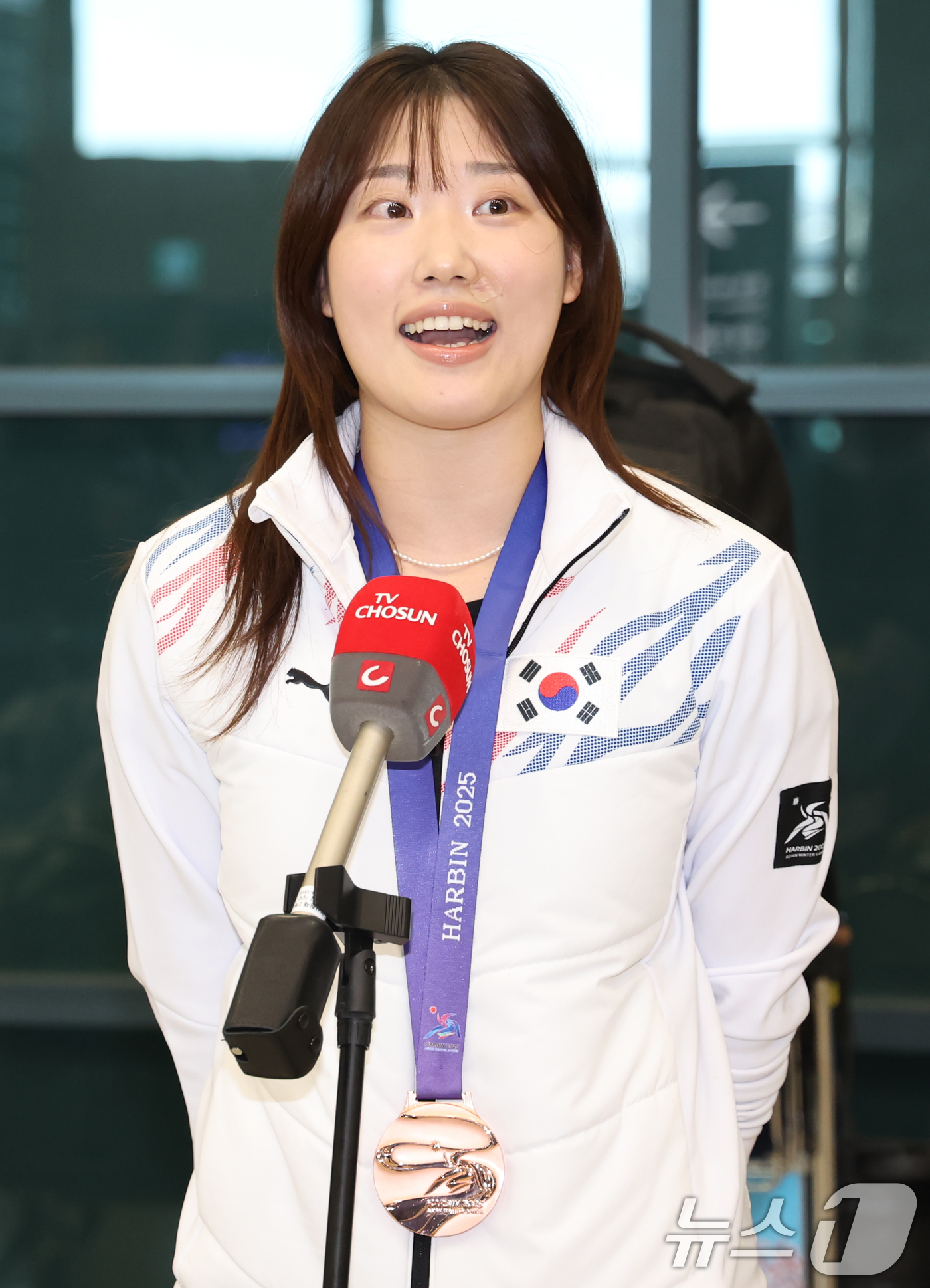 (인천공항=뉴스1) 민경석 기자 = 2025 하얼빈 동계 아시안게임 여자 프리스타일 하프파이프에서 동메달을 획득한 장유진이 17일 오후 인천국제공항을 통해 귀국한 뒤 소감을 밝히고 …