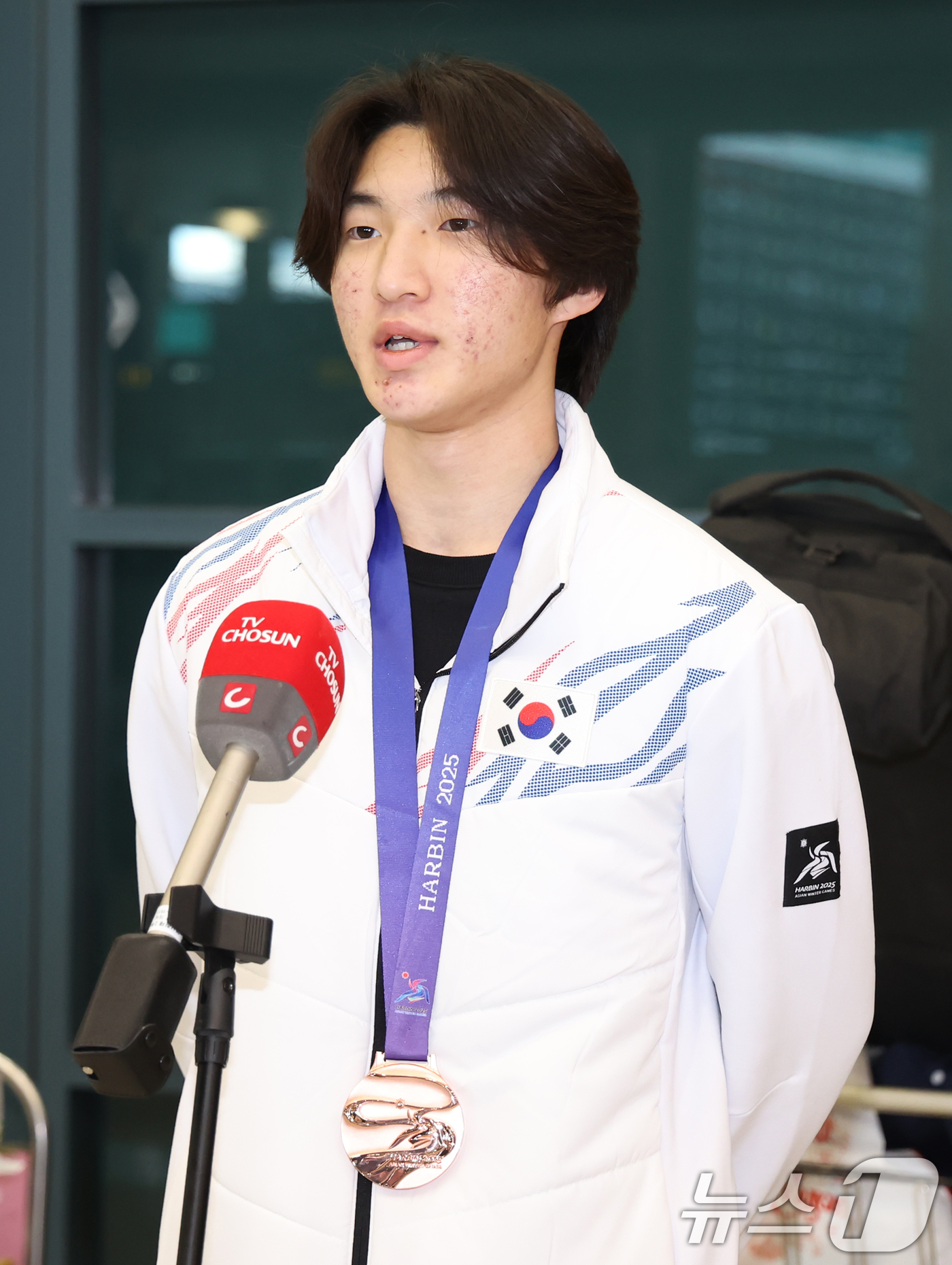 (인천공항=뉴스1) 민경석 기자 = 2025 하얼빈 동계 아시안게임 남자 프리스타일 하프파이프에서 동메달을 획득한 문희성이 17일 오후 인천국제공항을 통해 귀국한 뒤 소감을 밝히고 …