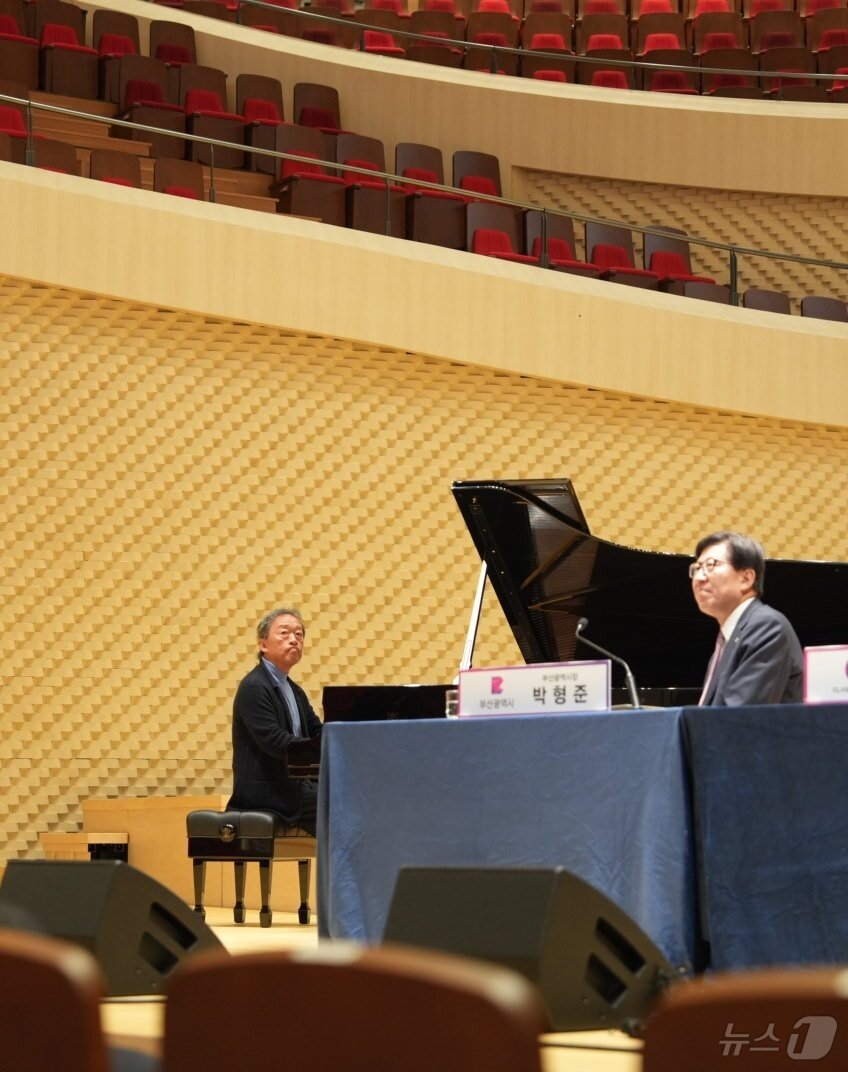 본문 이미지 - 정명훈 초대 예술감독이 17일 부산콘서트홀 기자간담회에서 피아노 연주를 하고 있다.2025.2.17. 손연우 기자