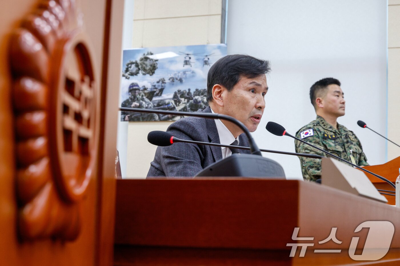 본문 이미지 - 김선호 국방부 장관 직무대행이 17일 오후 서울 여의도 국회에서 열린 국방위원회 제422회국회&#40;임시회&#41; 제2차 전체회의에 출석해 성일종 위원장 질문에 답하고 있다. 오른쪽은 김현태 육군 707특수임무단장. 2024.2.17/뉴스1 ⓒ News1 안은나 기자