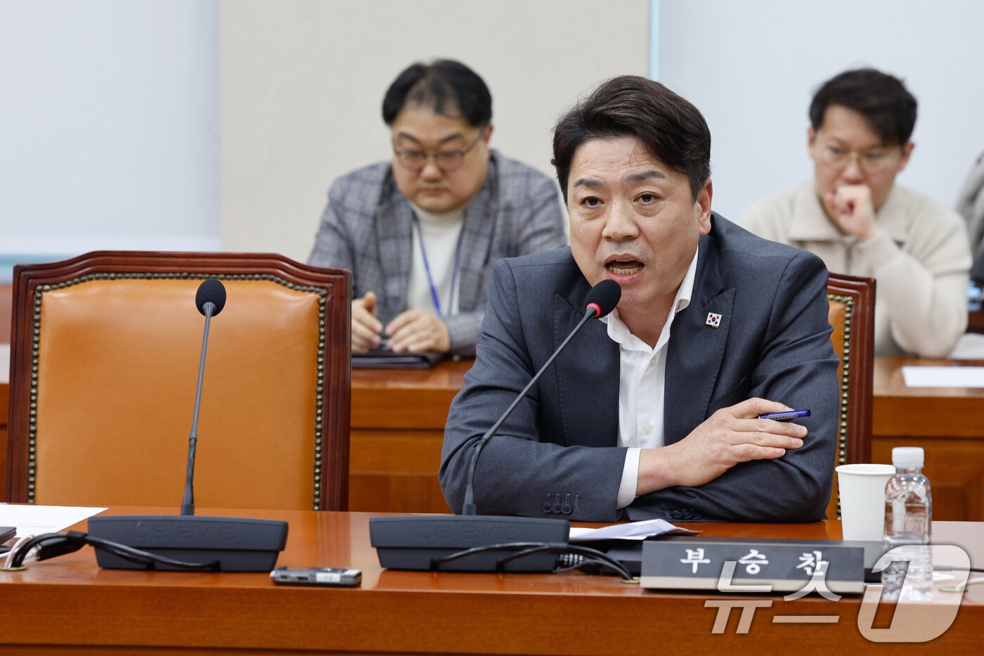 본문 이미지 - 부승찬 더불어민주당 간사가 17일 오후 서울 여의도 국회에서 열린 국방위원회 제422회국회&#40;임시회&#41; 제2차 전체회의에서 여당이 여야 합의없이 회의를 개최했다며 의사진행 발언을 하고 있다. 2024.2.17/뉴스1 ⓒ News1 안은나 기자