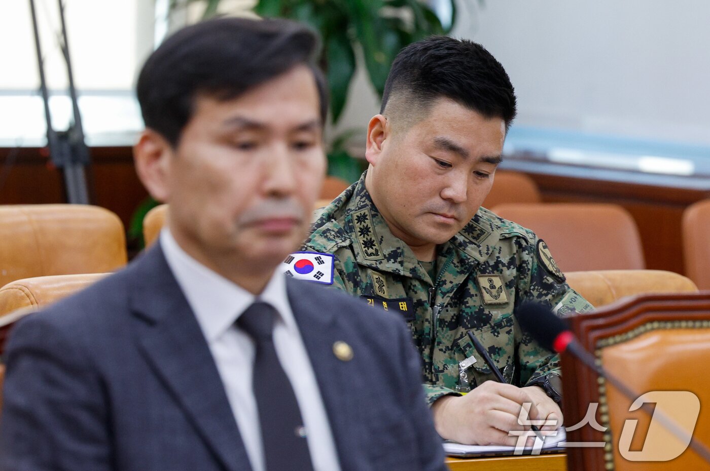 본문 이미지 - 김현태 육군 707특수임무단장이 17일 오후 서울 여의도 국회에서 열린 국방위원회 제422회국회&#40;임시회&#41; 제2차 전체회의에 출석해 메모하고 있다. 왼쪽은 김선호 국방장관 직무대행. 2024.2.17/뉴스1 ⓒ News1 안은나 기자