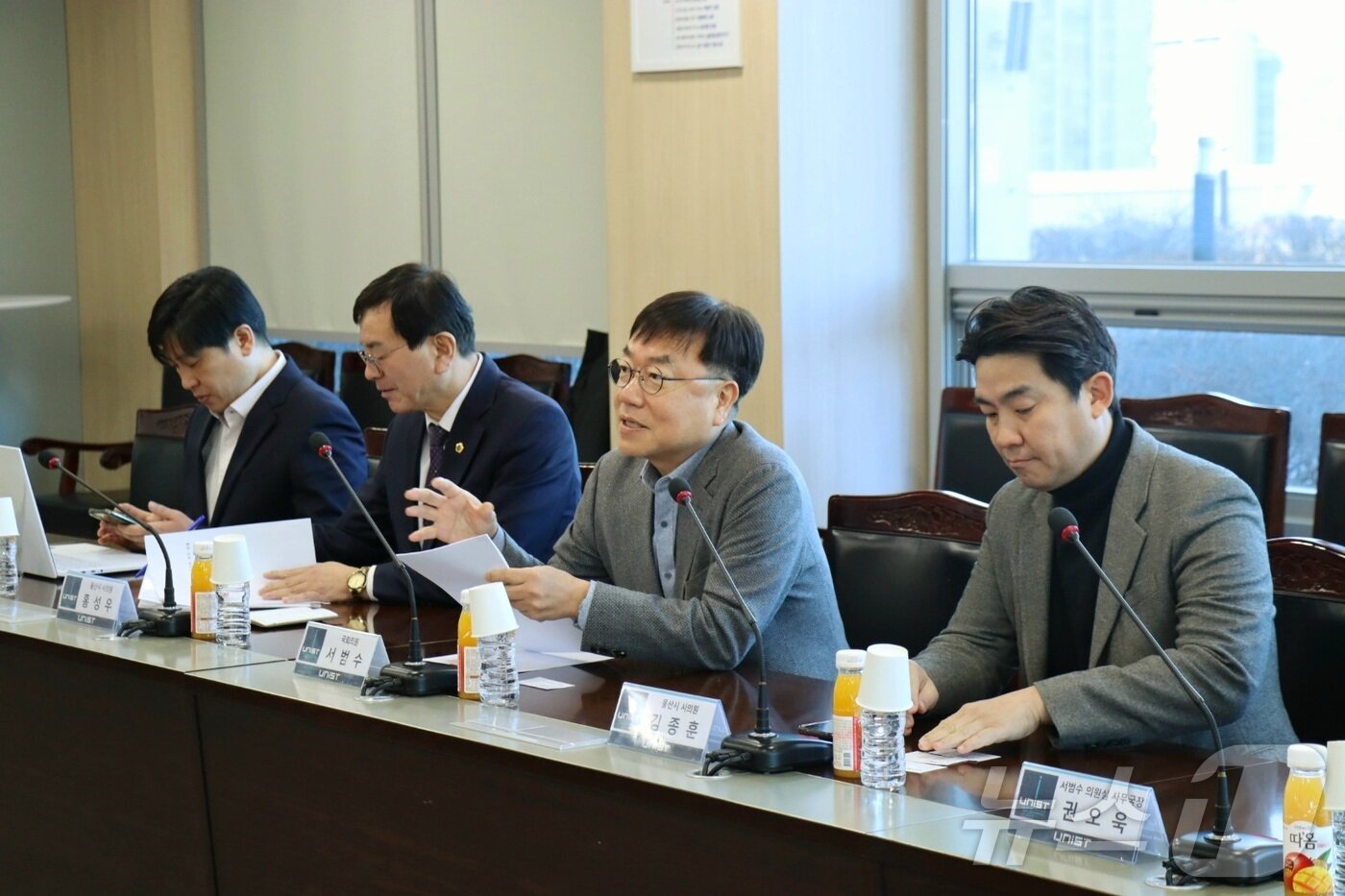 본문 이미지 - 서범수 국민의힘 의원&#40;울주군&#41;이 17일 유니스트 본관 회의실에서 박종래 유니스트 총장, 배성철 교육부총장, 안현실 연구부총장, 김종훈·홍성우 울산시의원 등과 간담회를 가졌다.&#40;서범수 의원실 제공.재판매 및 DB 금지&#41;/뉴스1