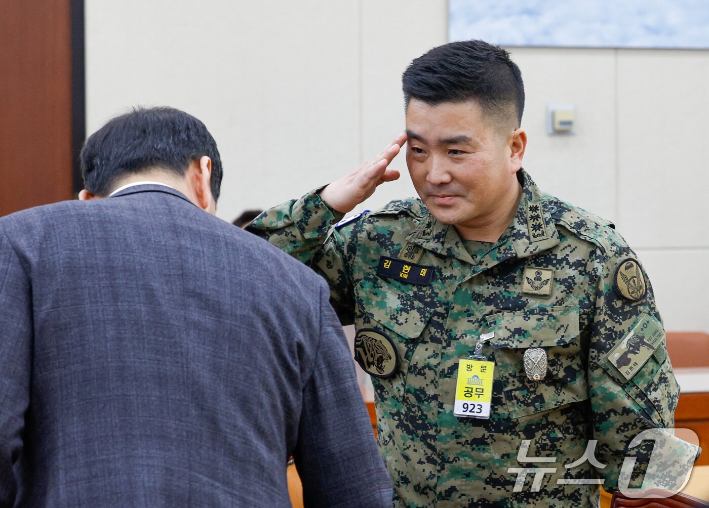 본문 이미지 - 김현태 육군 707특수임무단장이 17일 오후 서울 여의도 국회에서 열린 국방위원회 제422회국회&#40;임시회&#41; 제2차 전체회의에 출석해 김선호 국방부 장관 직무대행을 향해 거수경례하고 있다. 2024.2.17/뉴스1 ⓒ News1 안은나 기자