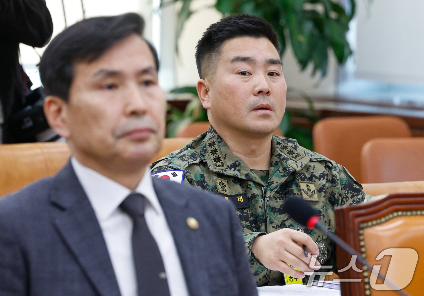 본문 이미지 - 김현태 육군 707특수임무단장이 17일 오후 서울 여의도 국회에서 열린 국방위원회 제422회국회&#40;임시회&#41; 제2차 전체회의에 출석해 자리하고 있다. 왼쪽은 김선호 국방부 장관 직무대행. 2024.2.17/뉴스1 ⓒ News1 안은나 기자