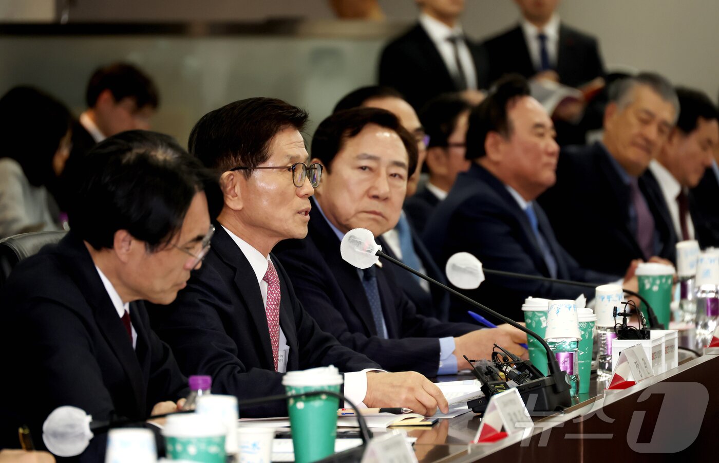 본문 이미지 - 중소기업중앙회는 17일 서울 여의도 중기중앙회에서 김문수 고용노동부장관 초청 중소기업인 간담회를 개최했다. &#40;중기중앙회 제공&#41;