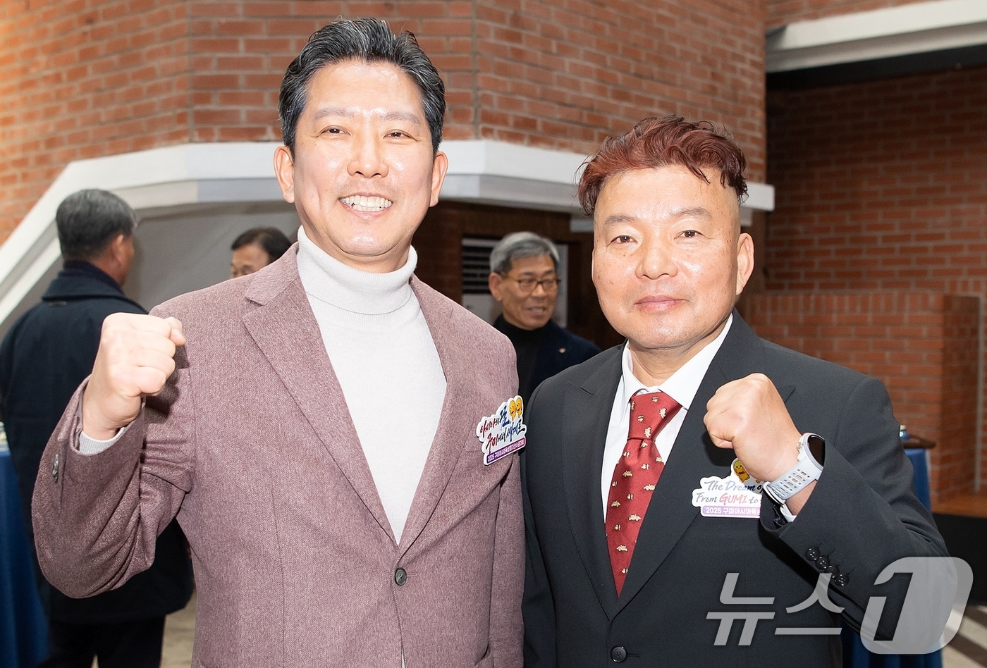 (구미=뉴스1) 정우용 기자 = 17일 구미시청에서 열린 2025 구미 아시아 육상경기선수권대회 성공 다짐을 위한 'D-100일 시민보고회'에서 김장호 구미시장이 홍보대사로 위촉된 …