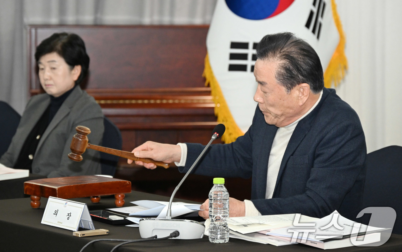 (서울=뉴스1) = 김오영 대한체육회 회장 직무대행이 17일 서울 송파구 올림픽파크텔 서울홀에서 제38차 이사회를 주재하고 있다. (대한체육회 제공. 재판매 및 DB 금지) 202 …