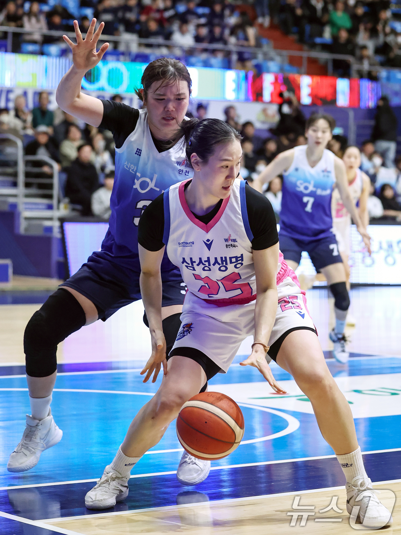 (인천=뉴스1) 민경석 기자 = 17일 오후 인천 중구 도원체육관에서 열린 '하나은행 2024-2025 여자프로농구' 인천 신한은행 에스버드와 용인 삼성생명 블루밍스의 경기에서 삼 …