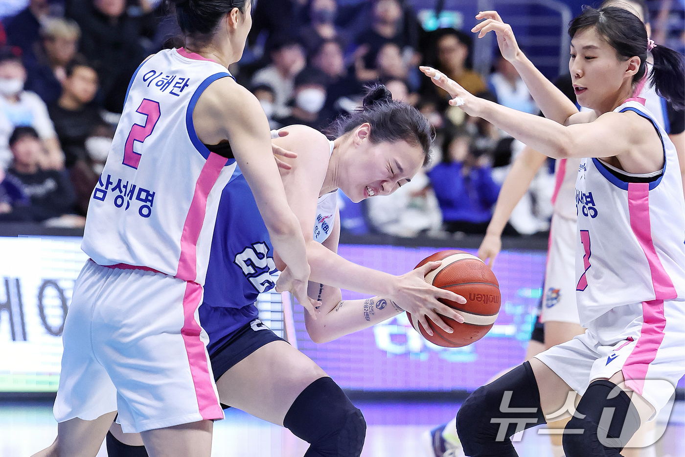 (인천=뉴스1) 민경석 기자 = 17일 오후 인천 중구 도원체육관에서 열린 '하나은행 2024-2025 여자프로농구' 인천 신한은행 에스버드와 용인 삼성생명 블루밍스의 경기에서 신 …