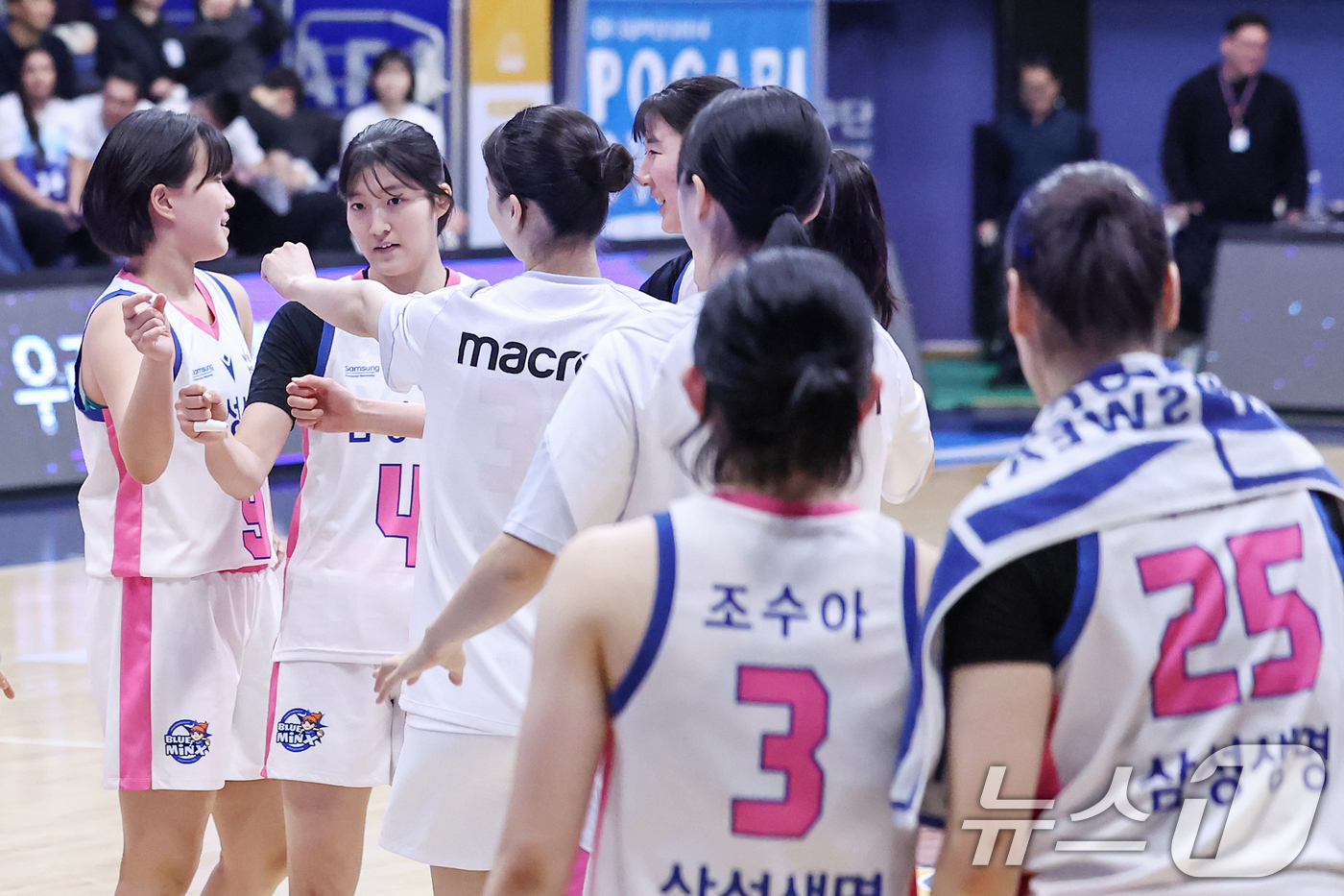 (인천=뉴스1) 민경석 기자 = 17일 오후 인천 중구 도원체육관에서 열린 '하나은행 2024-2025 여자프로농구' 인천 신한은행 에스버드와 용인 삼성생명 블루밍스의 경기에서 8 …