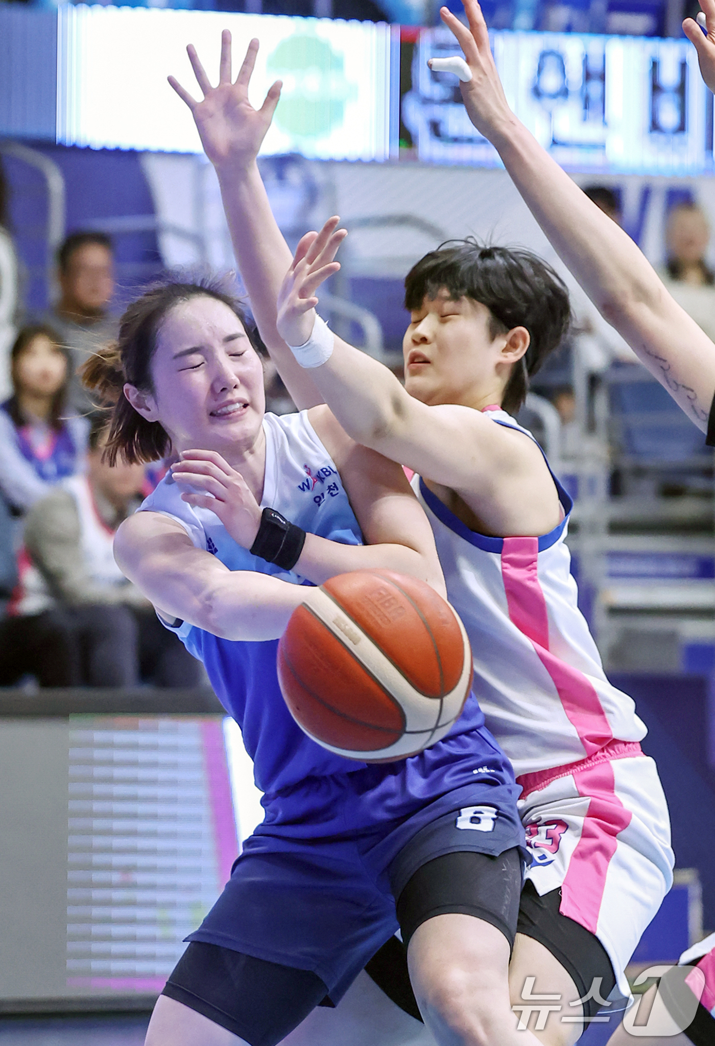 (인천=뉴스1) 민경석 기자 = 17일 오후 인천 중구 도원체육관에서 열린 '하나은행 2024-2025 여자프로농구' 인천 신한은행 에스버드와 용인 삼성생명 블루밍스의 경기에서 신 …