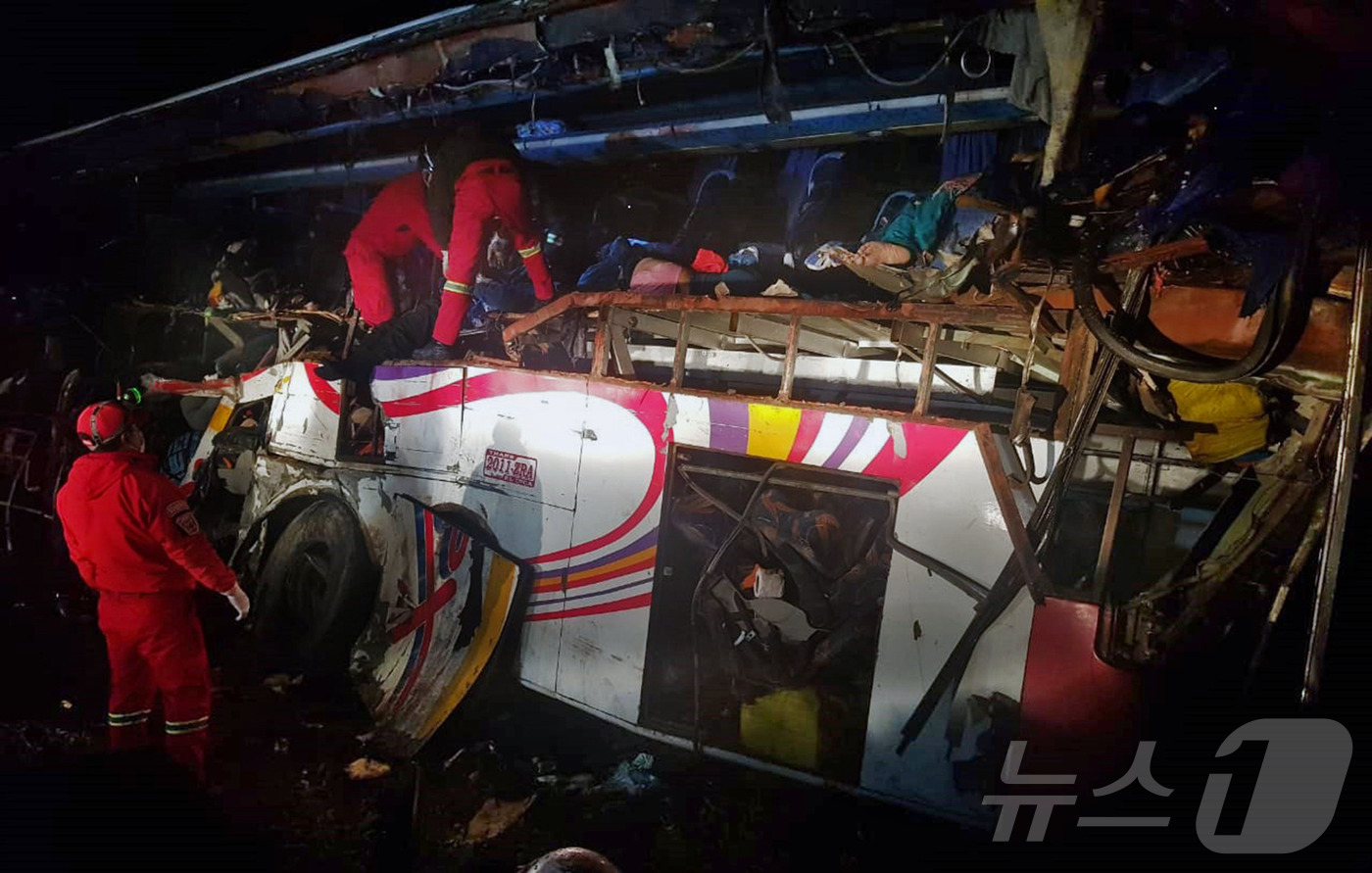 (오루로 AFP=뉴스1) 김경민 기자 = 18일 오루로와 포토시를 연결하는 도로에서 버스 충돌 사고가 발생한 후 볼리비아 소방관 구조대가 희생자들의 시신을 수습하고 있다.ⓒ AFP …