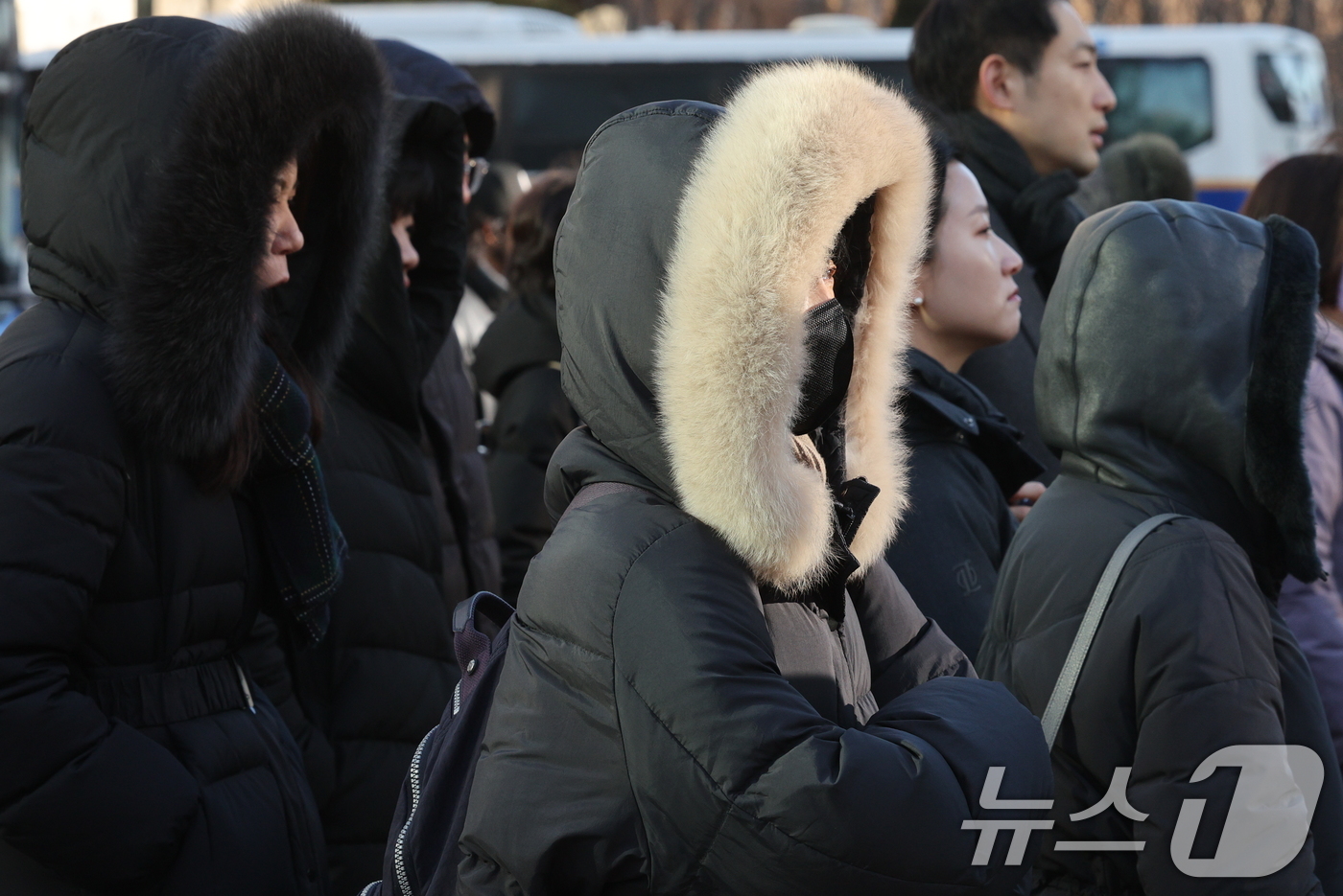 (서울=뉴스1) 신웅수 기자 = 절기상 우수(雨水)인 18일 서울 광화문네거리에서 두꺼운 옷을 입은 시민들이 출근하고 있다.기상청은 전국 대부분 지역에서 바람이 강하게 불어 춥고 …