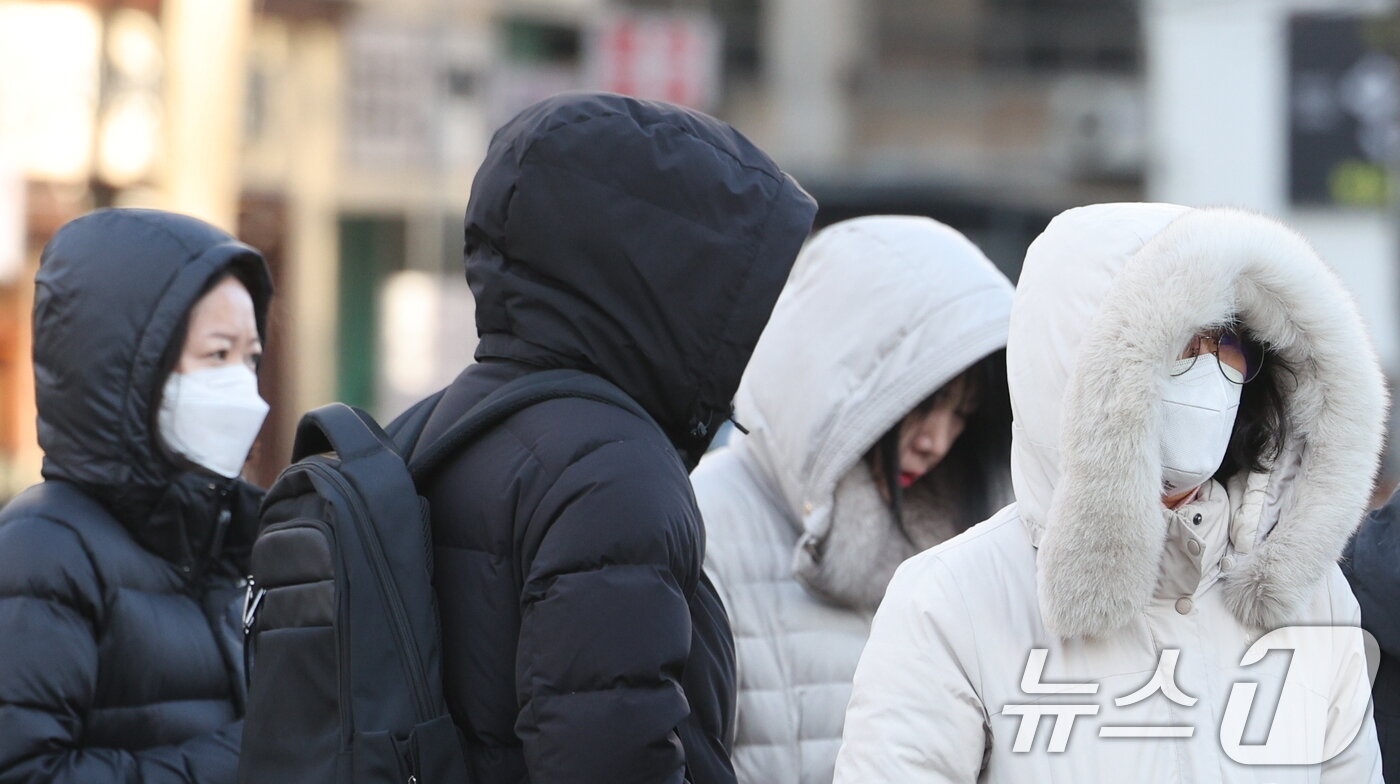 본문 이미지 - 절기상 우수&#40;雨水&#41;인 18일 서울 광화문네거리에서 두꺼운 옷을 입은 시민들이 출근하고 있다. 기상청은 전국 대부분 지역에서 바람이 강하게 불어 춥고 당분간 기온도 낮을 것으로 예보했다. 2025 2.18/뉴스1 ⓒ News1 신웅수 기자
