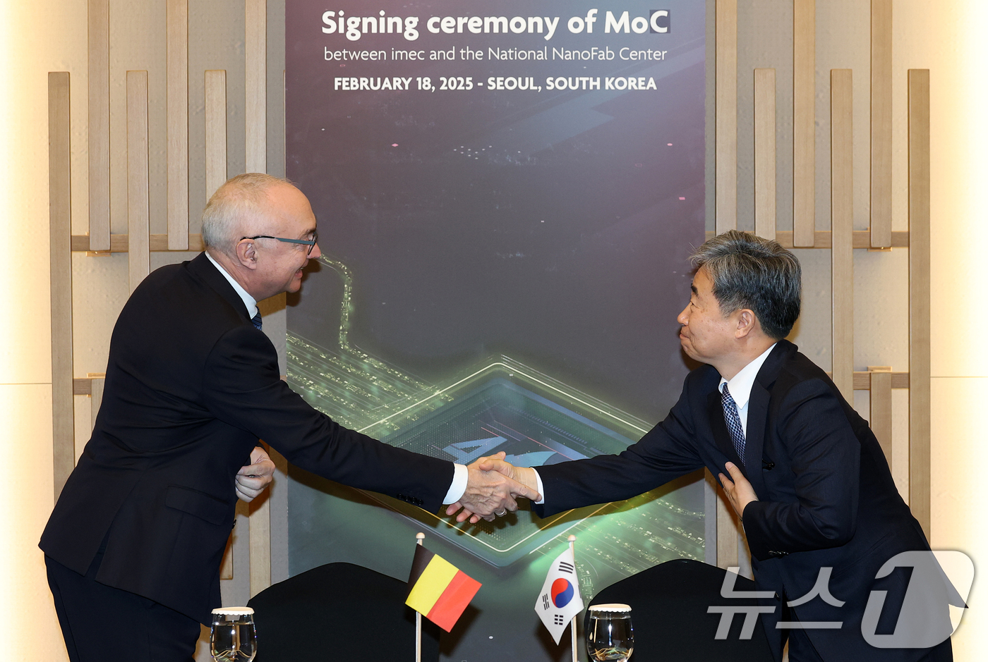(서울=뉴스1) 오대일 기자 = 18일 오전 서울 강남구 그랜드 인터컨티넨탈 서울 파르나스 호텔에서 열린 나노종합기술원-IMEC 협력각서(MOC) 체결식에서 박흥수 나노종합기술원 …