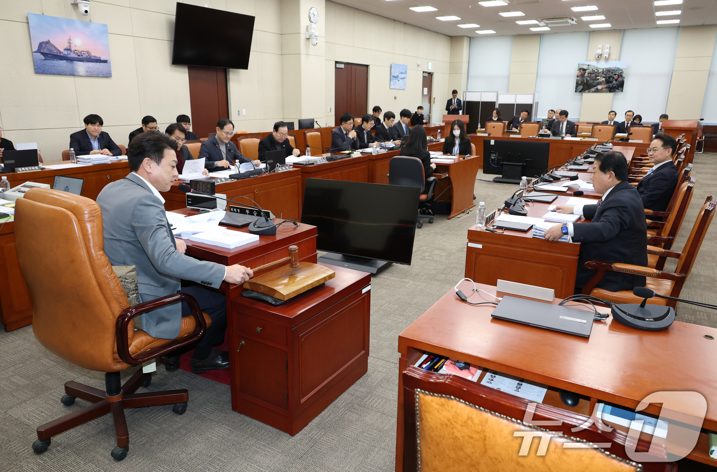(서울=뉴스1) 이광호 기자 = 18일 오전 서울 여의도 국회에서 열린 국방위원회 제1차 법률안심사소위원회에서 부승찬 위원장이 의사봉을 두드리고 있다. 2025.2.18/뉴스1