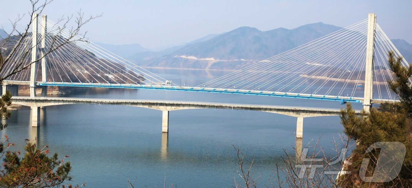 본문 이미지 - 뱀 모양을 연상케 하는 구불구불한 옛 청풍대교&#40;아래&#41;와 반듯한 상판 곡선을 보여주고 있는 신 청풍대교&#40;위&#41;.&#40;재판매 및 DB금지&#41;/2025.2.17/뉴스1 ⓒ News1 손도언 기자 