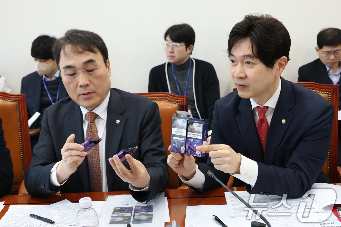 본문 이미지 - 18일 오전 서울 여의도 국회에서 열린 기획재정위원회 제2차 경제재정소위원회에서 국민의힘 이종욱, 박성훈 의원이 천연니코틴과 합성니코틴이 들어간 액상형담배를 살펴보며 대화하고 있다. 2025.2.18/뉴스1 ⓒ News1 이광호 기자