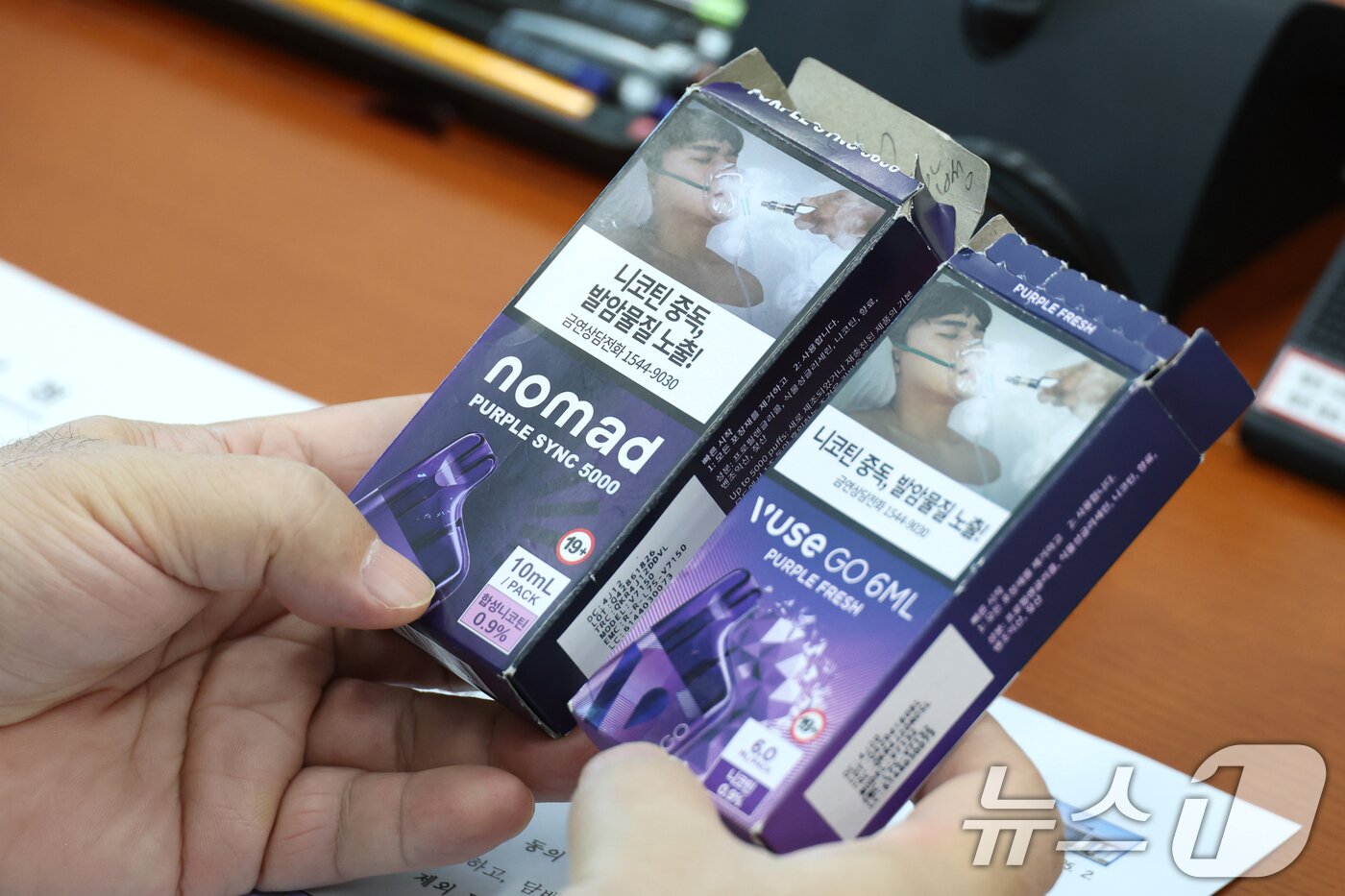 본문 이미지 - 지난 2월 18일 오전 서울 여의도 국회에서 열린 기획재정위원회 제2차 경제재정소위원회에서 여야 의원들이 천연니코틴과 합성니코틴이 들어간 액상형담배를 살펴보고 있다. 2025.2.18/뉴스1 ⓒ News1 이광호 기자