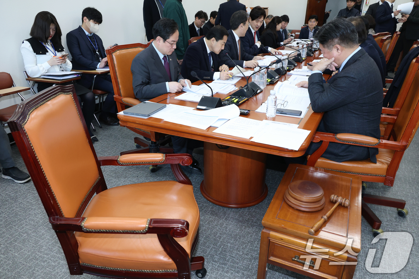 (서울=뉴스1) 이광호 기자 = 18일 오전 서울 여의도 국회에서 열린 기획재정위원회 제2차 경제재정소위원회에서 여야 의원들이 회의 시작을 기다리고 있다.이날 소위에서 액상형 전자 …