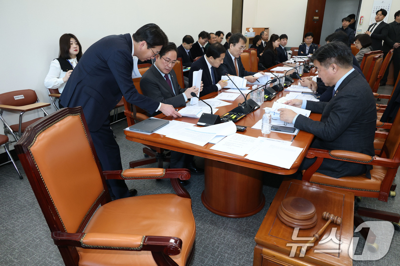 (서울=뉴스1) 이광호 기자 = 18일 오전 서울 여의도 국회에서 열린 기획재정위원회 제2차 경제재정소위원회에서 여야 의원들이 회의 시작을 기다리고 있다.이날 소위에서 액상형 전자 …