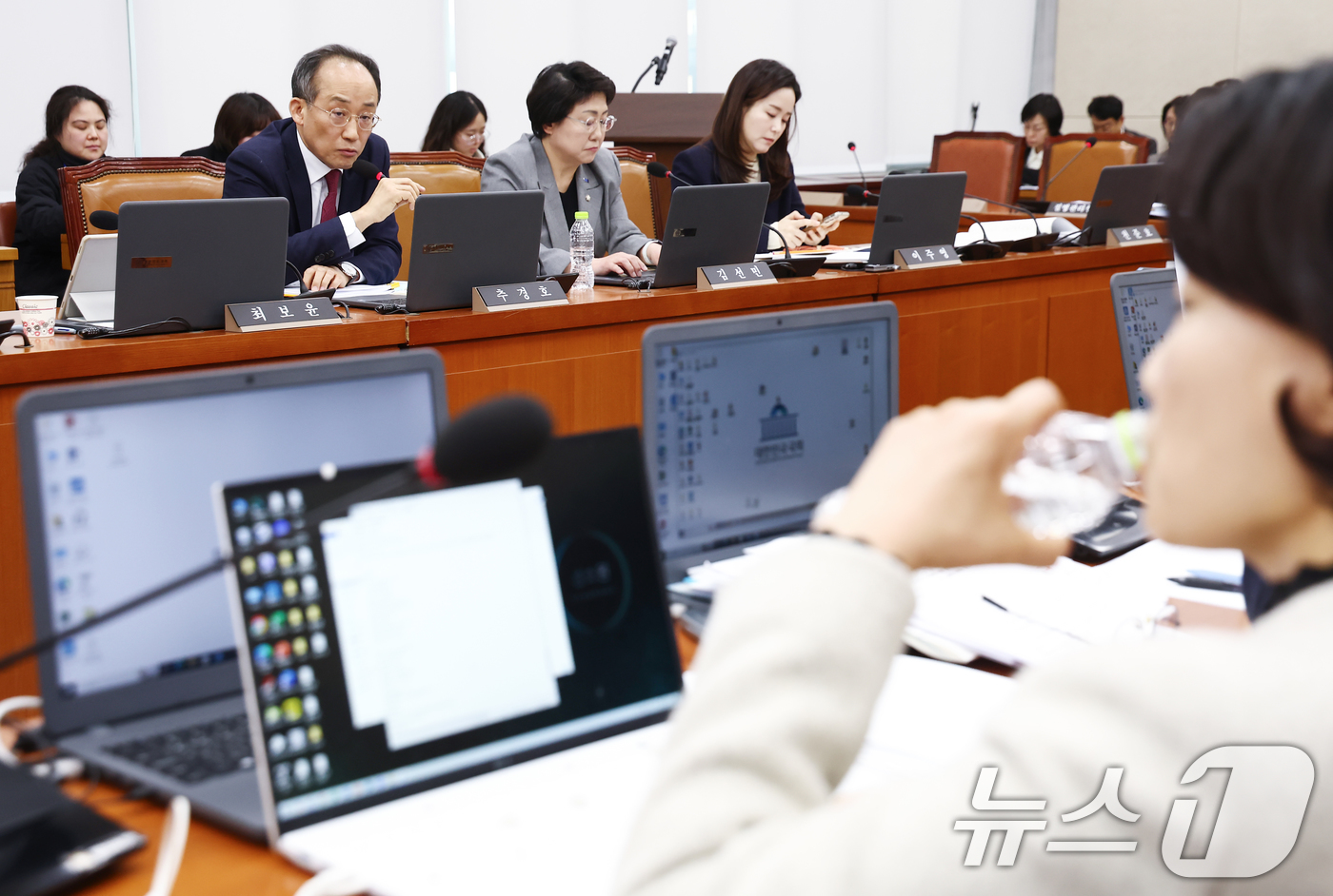 (서울=뉴스1) 김민지 기자 = 추경호 국민의힘 전 원내대표가 18일 오전 서울 여의도 국회에서 열린 보건복지위원회 전체회의에서 서미화 더불어민주당 의원(오른쪽)이 질의 전 계엄 …