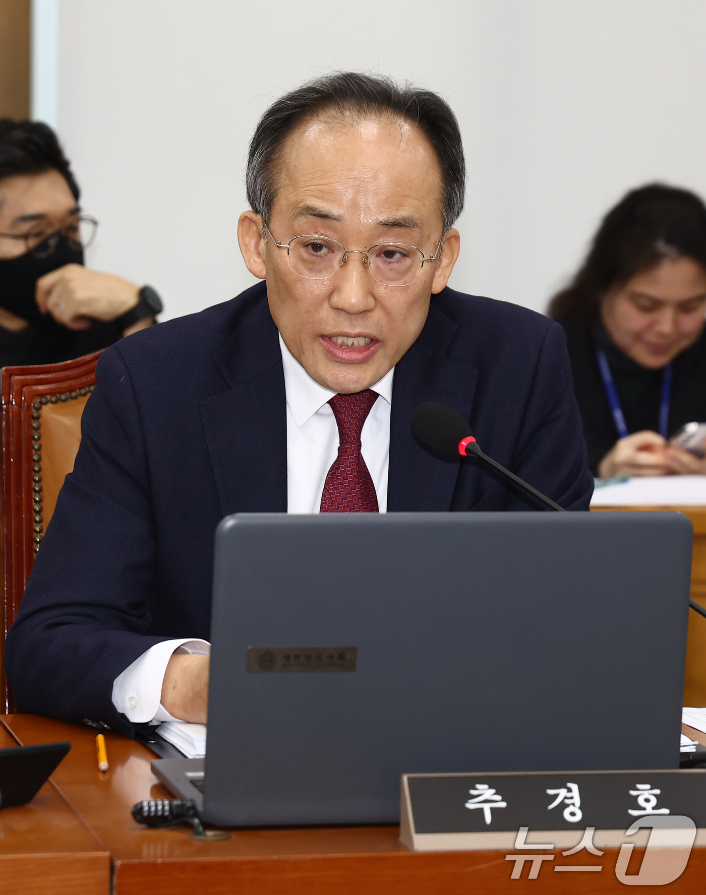 (서울=뉴스1) 김민지 기자 = 추경호 국민의힘 전 원내대표가 18일 오전 서울 여의도 국회에서 열린 보건복지위원회 전체회의에서 서미화 더불어민주당 의원이 질의 전 계엄 당시 상황 …