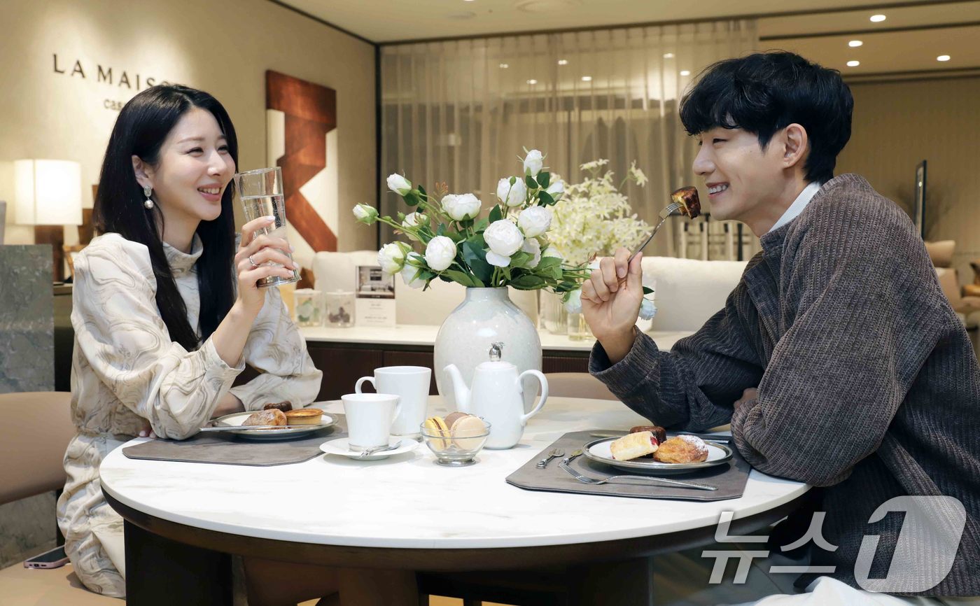 (서울=뉴스1) = 신세계백화점은 강남점과 타임스퀘어점, 센텀시티점 까사미아 매장에서 신세계까사의 프리미엄 가구 컬렉션 라메종(LA MAISON)의 신규 상품인 ‘에르네(ERNEE …