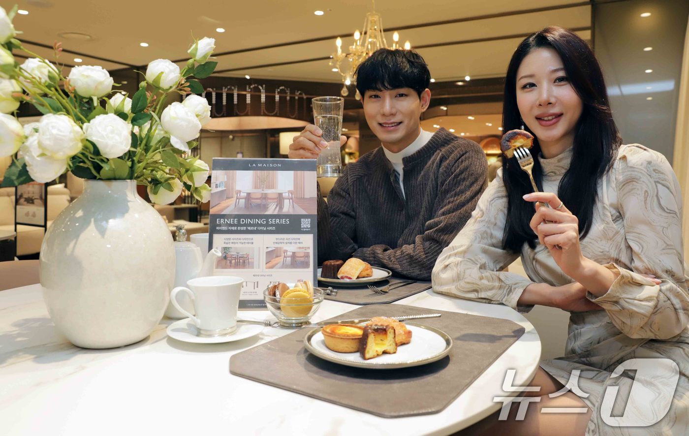 (서울=뉴스1) = 신세계백화점은 강남점과 타임스퀘어점, 센텀시티점 까사미아 매장에서 신세계까사의 프리미엄 가구 컬렉션 라메종(LA MAISON)의 신규 상품인 ‘에르네(ERNEE …