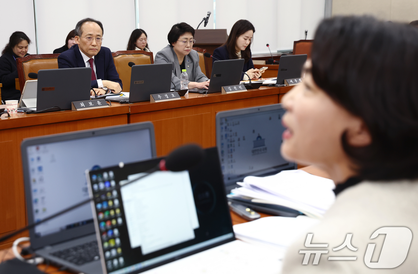 (서울=뉴스1) 김민지 기자 = 추경호 국민의힘 전 원내대표가 18일 오전 서울 여의도 국회에서 열린 보건복지위원회 전체회의에서 추 전 원내대표의 계엄 당시 대응에 대해 언급한 서 …